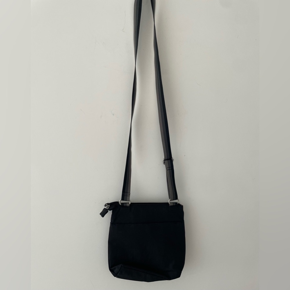 Baggallini Crossbody Color Black Top Zipper
Adjustable Strap Magnetic Closure